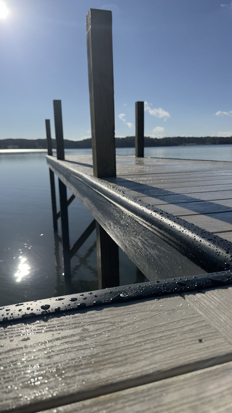Aluminum-frame floating dock system on Fort Loudoun
