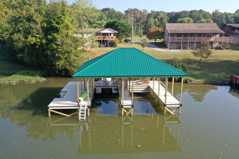 Aluminum-frame floating dock system on Norris
